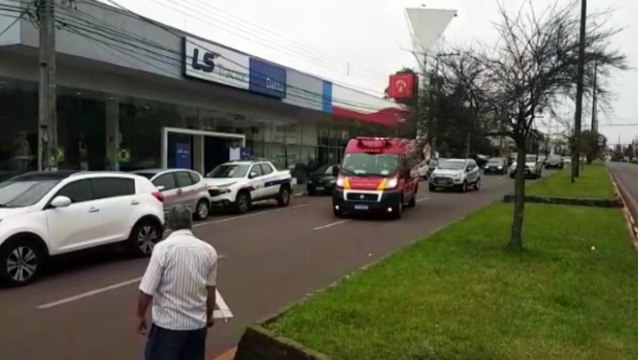 Homem sofre queda em mureta na Avenida Carlos Gomes e interdita parte da via
