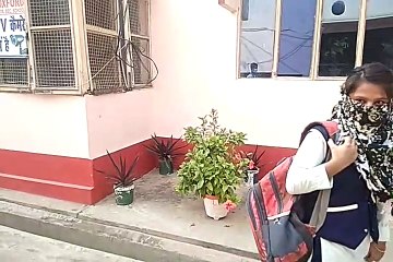 स्कूल में बच्चों को कराया जा रहा सोशल डिस्टेंसिंग का पालन