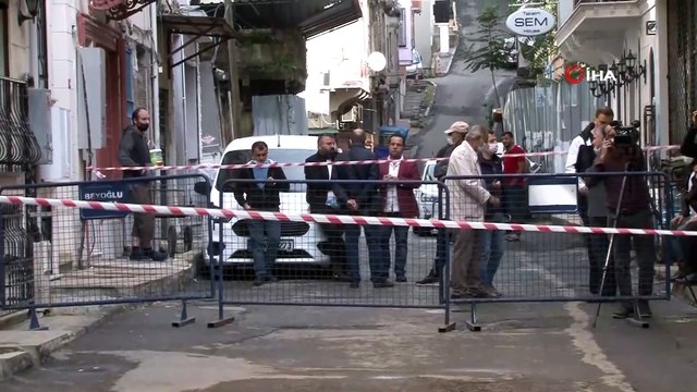 Beyoğlu'nda 3 katlı metruk bir binadan çökme meydana geldi. Ekipler bölgede geniş güvenlik önlemleri aldı. Olay yerinde belediye ekiplerinin çalışmaları sürüyor.
