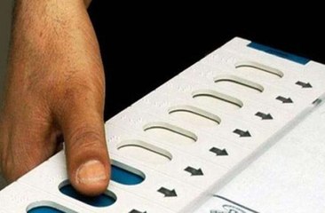 मतदान केंद्रों पर कोरोना का असर