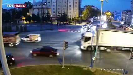 Kamyonun 6 araca çarptığı kaza kamerada