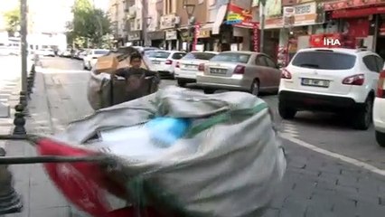 Cumhuriyet Bayramı’nda duygulandıran görüntü...Karton topladıkları arabalarını Türk bayrağıyla donattılar