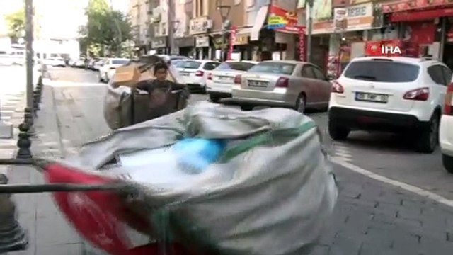 Cumhuriyet Bayramı’nda duygulandıran görüntü...Karton topladıkları arabalarını Türk bayrağıyla donattılar