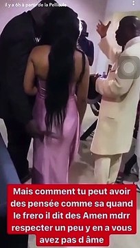 Insolite : Il pelote fermement les fesses de sa femme en plein mariage