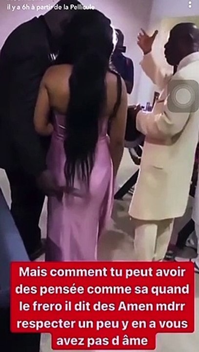 Insolite : Il pelote fermement les fesses de sa femme en plein mariage