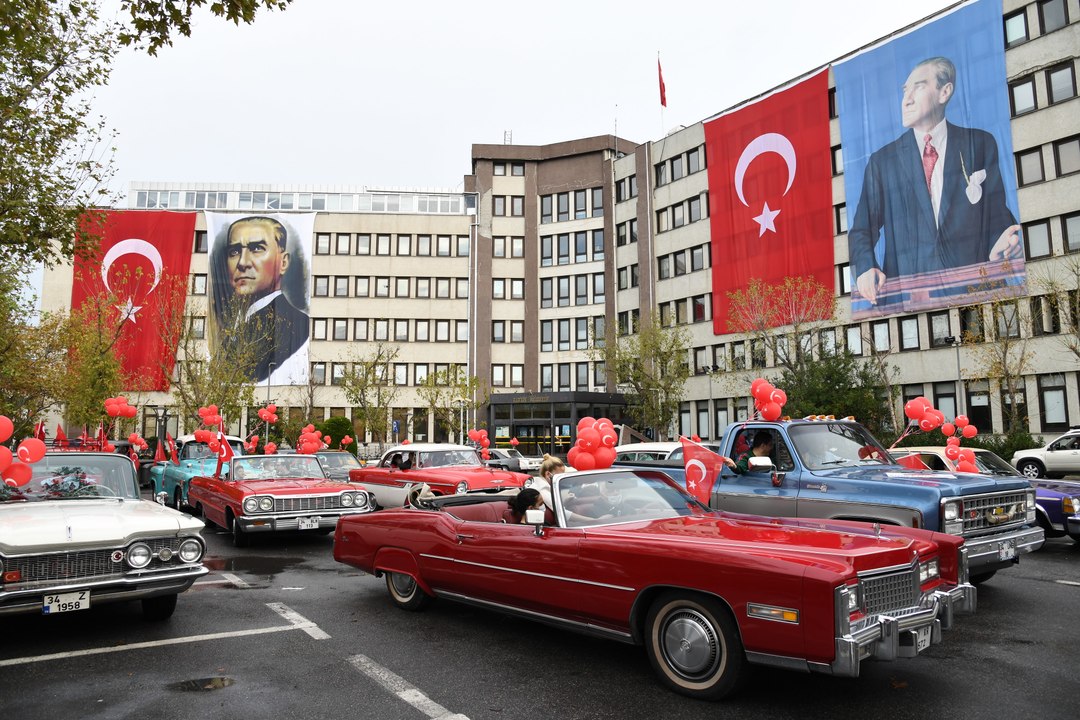 Cumhuriyet Bayramı’nı klasik otomobil konvoyuyla kutladılar