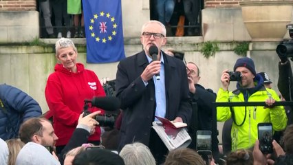 Скачать видео: Regno Unito: il Labour sospende Corbyn dopo le accuse di antisemitismo