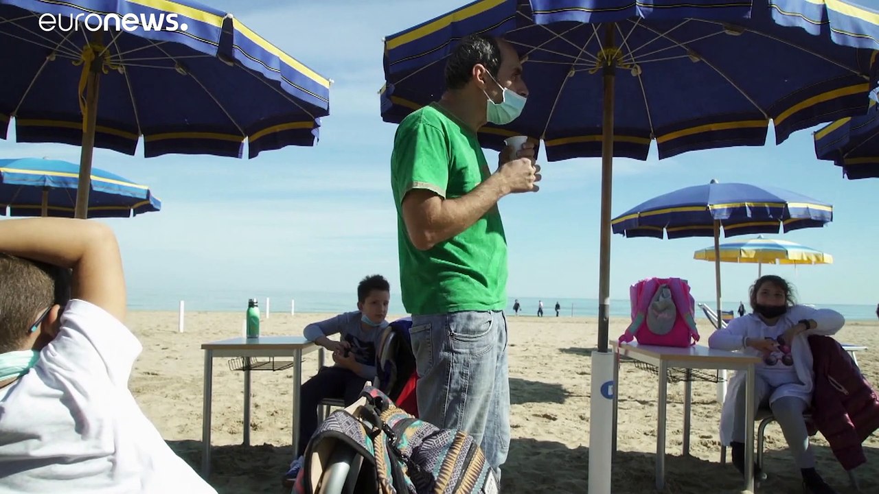 Unterrichten im Sand: Schule zieht an den Strand