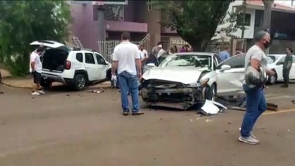 Duster atinge portão de imóvel em grave batida no Centro