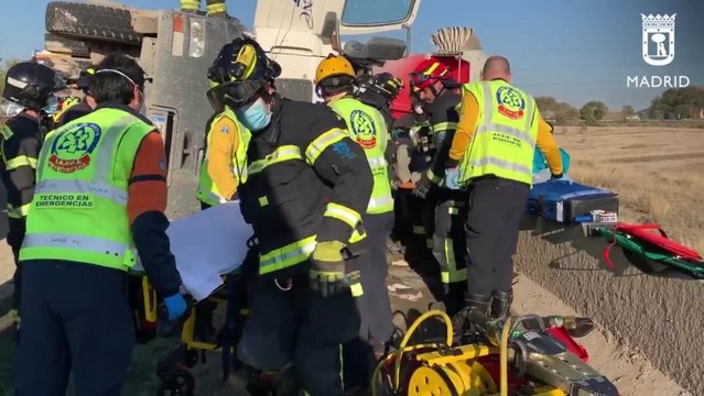 Herido grave un conductor al volcar su camión de residuos camino de Valdemingómez