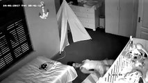 Une maman se la joue commando pour ne pas réveiller son bébé dans la chambre