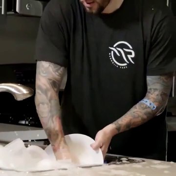 Voici l'homme parfait dont rêvent toutes les femmes... enfin presque