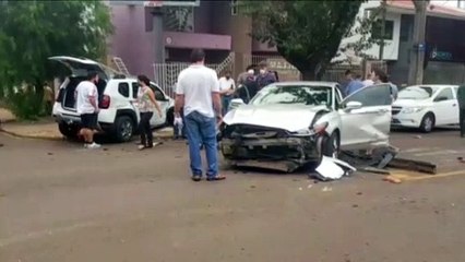 Duster atinge portão de imóvel em grave batida no Centro
