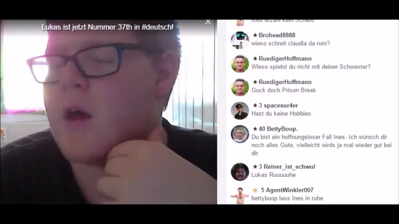 Lukas Heil singt amerikanische Nationalhymne