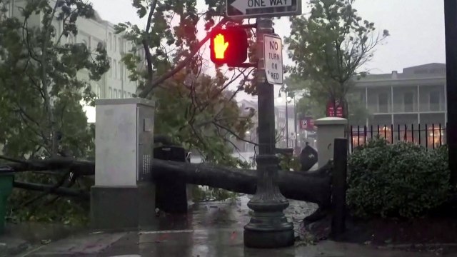 美 남동부 허리케인 강타...3명 사망·250만 가구 정전 / YTN