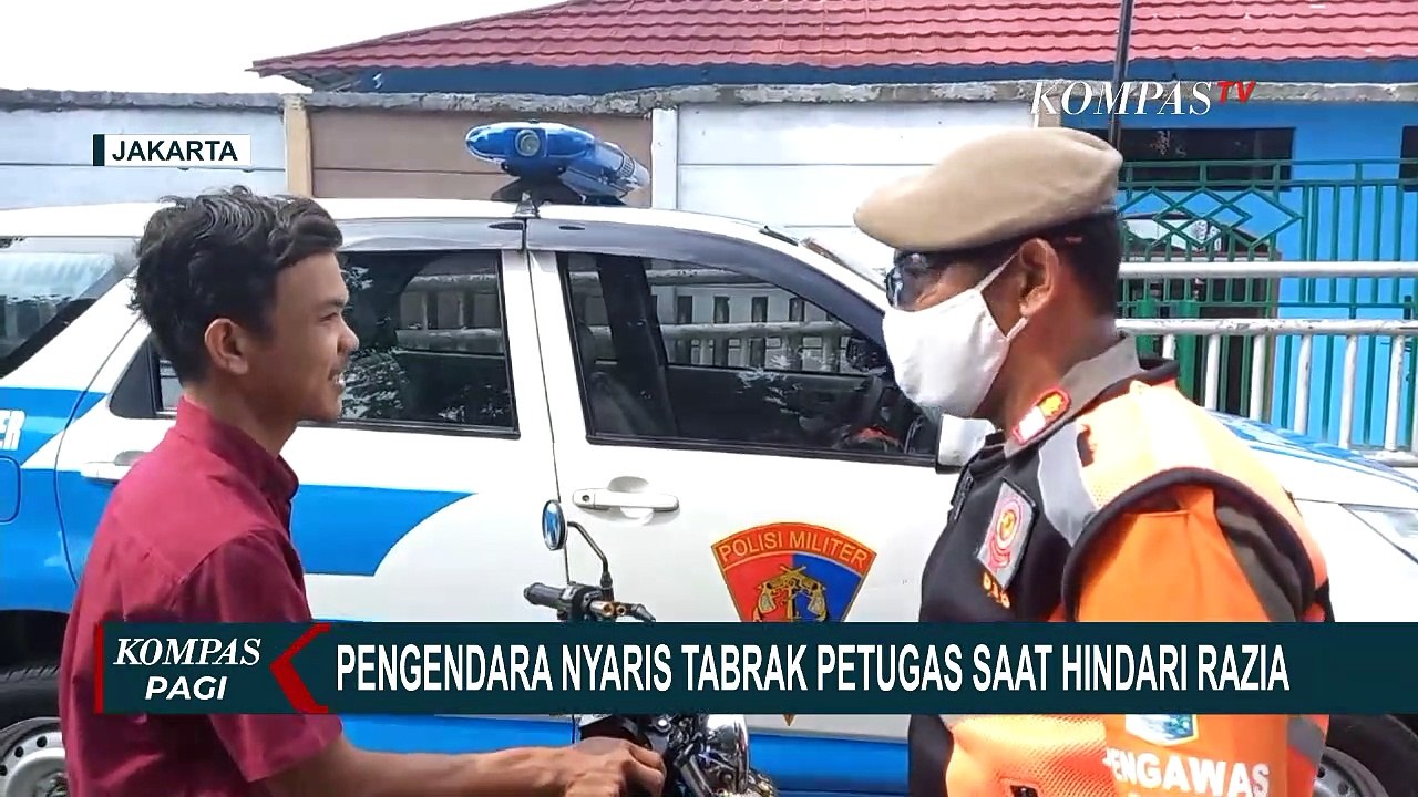 Pengendara Nyaris Tabrak Petugas Saat Hindari Razia Masker