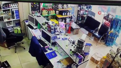 İzmir'deki depremde iş yerinde yaşanan panik anları kamerada