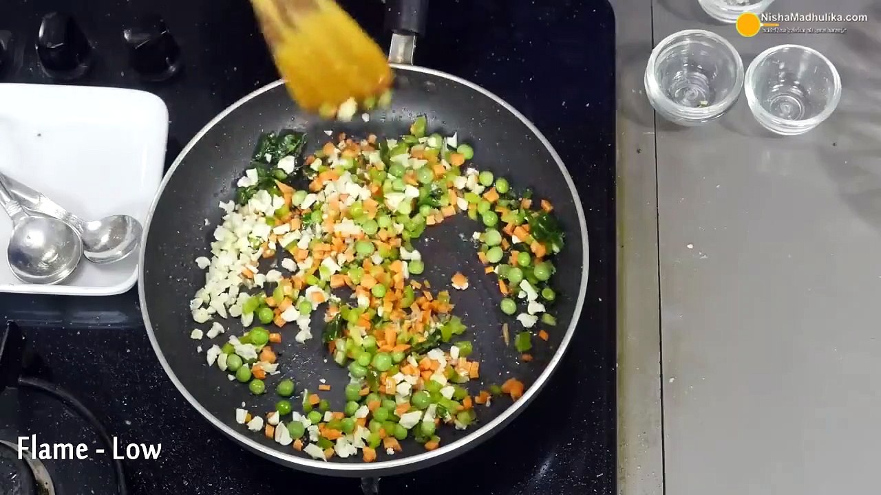नर्म फूली फूली मूंगदाल और मिक्स वेज इडली, नाश्ते और टिफिन के लिये । Instant Moong Dal Mix Veg Idli