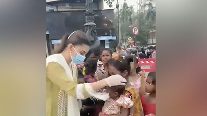 Urvashi Rautela ने गरीब बच्चियों को यूं बांटा खाना, Video देख हो जाएंगे भावुक | Boldsky