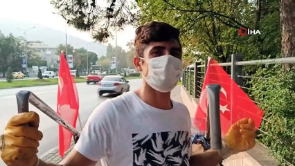 Bayramın En Anlamlı Görüntüsü... Karton Toplayan Gençler Arabalarını Türk Bayraklarıyla Süsledi