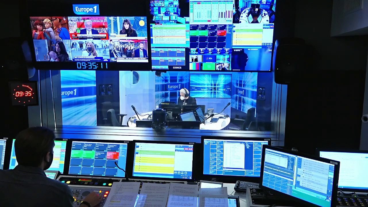 Mélenchon sur TikTok, Macron sur Instagram : "Il est temps que les politiques se débrident"