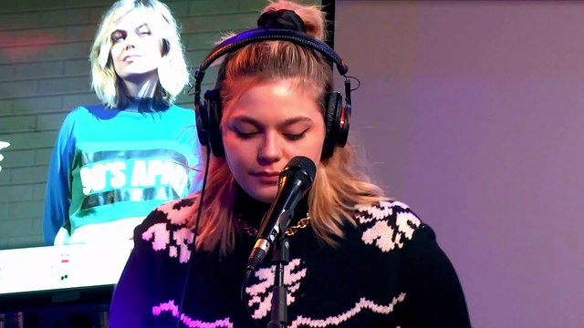 Louane interprète Nos Secrets dans Le Double Expresso RTL2 (30/10/20)