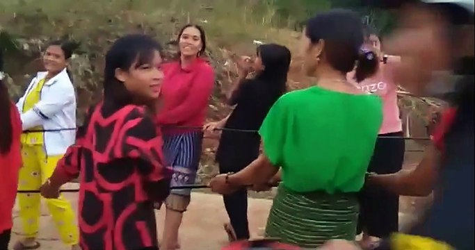 Ấm lòng tình cảm bà con vùng lũ: Chung tay giúp xe cứu trợ gặp nạn