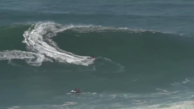 Las inmensas olas de Nazaré vuelven a atraer a los surfistas