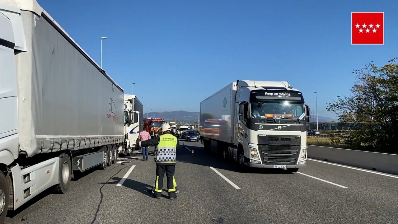 Atascos en la entrada a Madrid por la A-6 tras la colisión de dos camiones