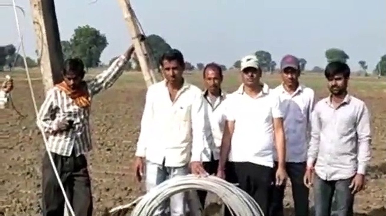 मक्सी में बिजली विभाग ने नहीे सुनी तो किसानों ने स्वयं के रूपयों से ही बिजली के तार लगावा दिए