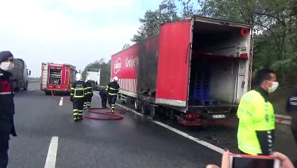 -TEM otoyolunda de tır yandı-Soğuk kanlı sürücü yanan tırını sol şeride çekerek muhtemel kazayı önledi