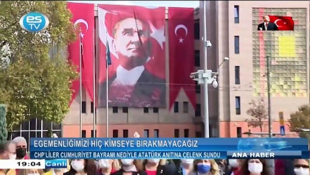 CHP’liler Cumhuriyet Bayramı nedeniyle Atatürk anıtına çelenk sundu