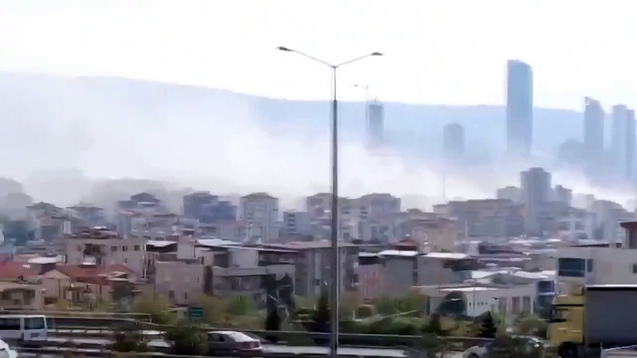 Deprem sonrası İzmir'den dumanlar yükseldi