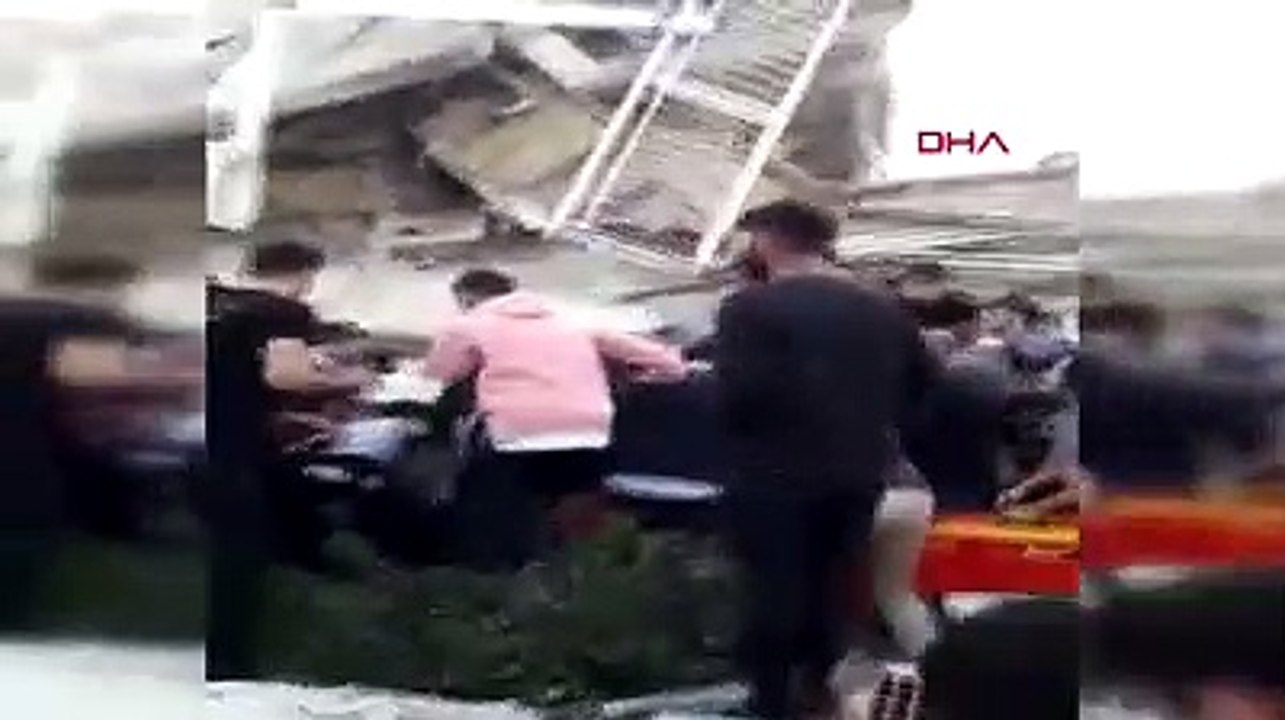 İzmir'deki depremde enkaz altında kalan bir kadının kurtarıldığı anlar...