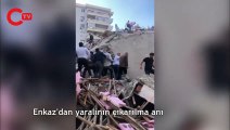 İzmir'de depremde enkazdan yaralının çıkarılma anı