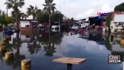Sığacık'ta deniz seviyesi yükseldi, mahalleleri su bastı | Video
