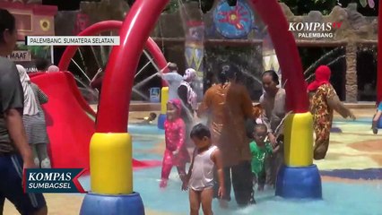 Warga Padati Wahana Air Di Palembang Saat Libur Panjang