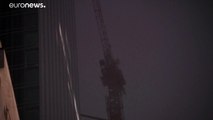 شاهد: رافعة في مهب الرياح قرب موقع بناء ناطحة سحاب في نيويورك