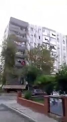 Intero edificio crolla per il terremoto avvenuto oggi in Turchia