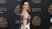 Anne Hathaway explica como consegiu manter gravidez em segredo