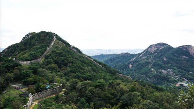 청와대 뒤편 북악산 둘레길 52년 만에 개방...내달 1일 개방 / YTN