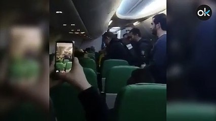 La Policía desaloja por la fuerza a un pasajero que agredió a un auxiliar