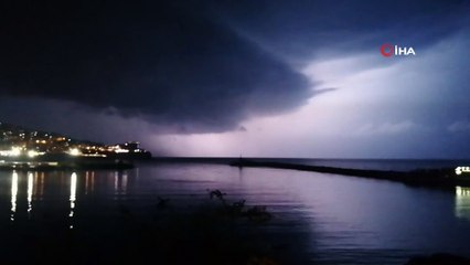 Zonguldak'ta şimşekler geceyi aydınlattı