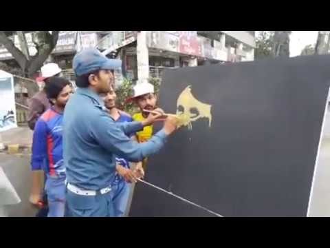 PSL3: City Traffic Police Painting a Sketch of Shahid Afridi - Outside Gaddafi Stadium Lahore