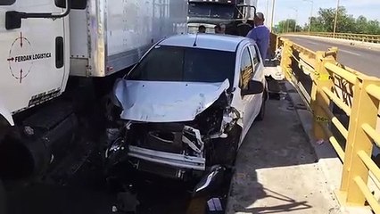Aparatoso choque en la México 15 deja fuertes daños y caos vehicular en Guasave