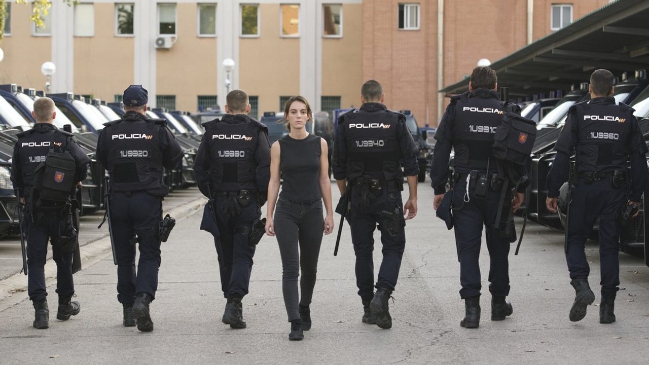 Seriemente: 'Antidisturbios' 'La maldición de Bly Manor', 'Emily in Paris' y 'The Undoing'