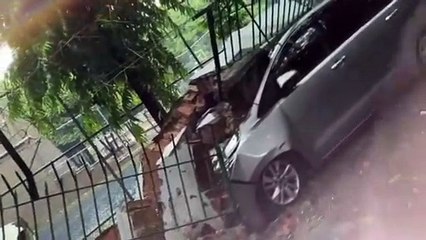 Скачать видео: School Walls Crippled by Heavy Rains Crush Parked Cars