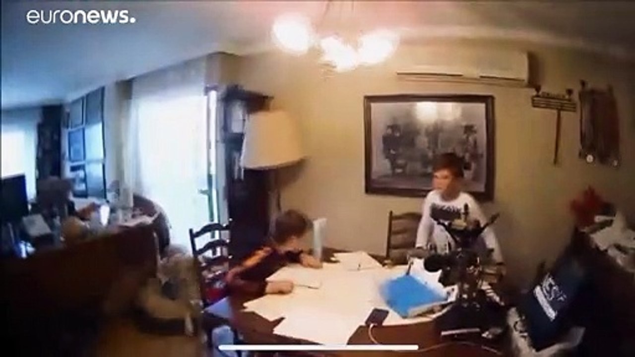 شاهد: اهتزاز سكن عائلي في إزمير وذعر وسط سكانه بسبب قوة الزلزال