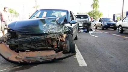 Colisão de trânsito envolve cinco carros na Av. Barão do Rio Branco