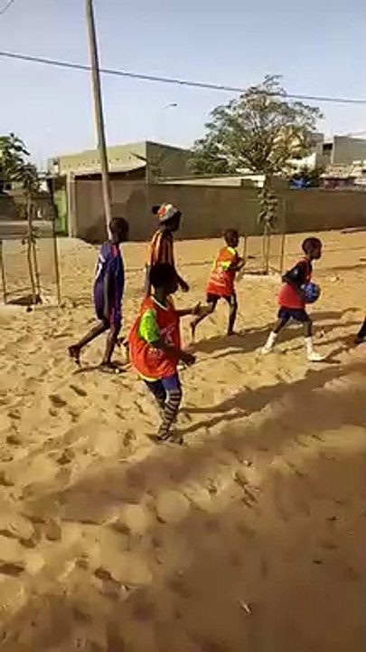 ECOLE DE FOOT au SENEGAL avec matériel (ballons/chasubles) offert par le PCEF